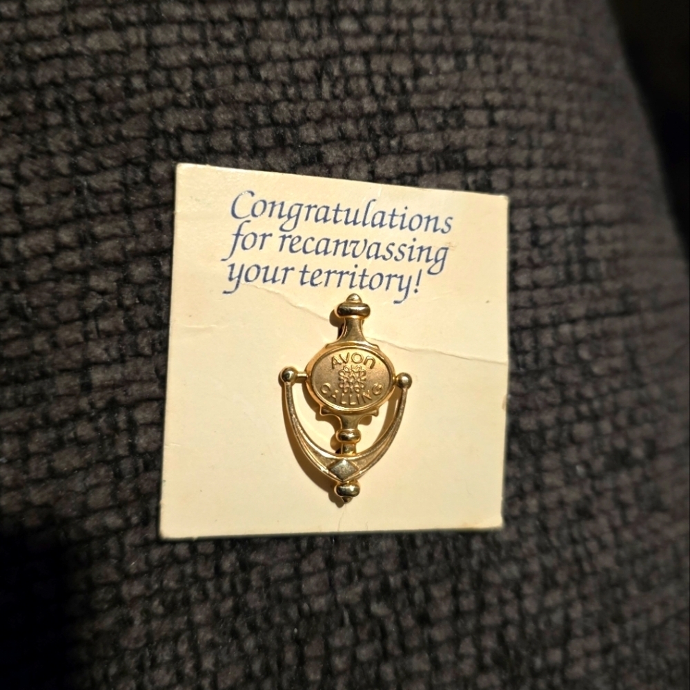 Avon | Calling Vintage Doorknocker Pin